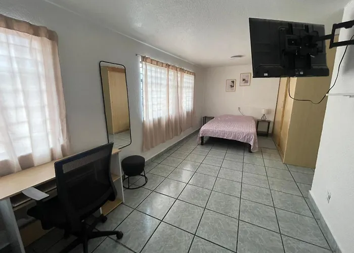 Cerca Del Aeropuerto Guest house
